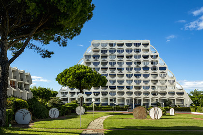 France, Hérault (34), La Grande-Motte, labellisé patrimoine du XXème siècle, immeuble Fidji de l'architecte André Malrait et sculptures oeuvres de l’artiste Albert Marchais