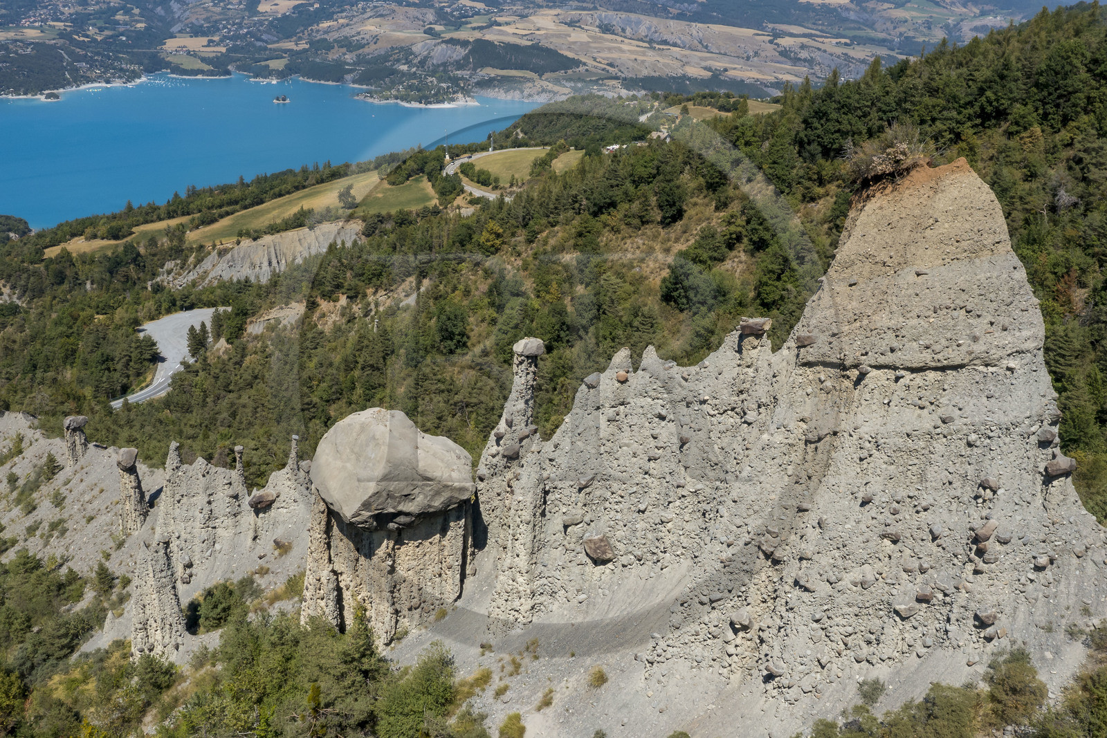 France, Hautes Alpes (05), Le Sauze-du-Lac, les Demoiselles Coiffées de Pontis au dessus du lac de Serre-Ponçon (vue aérienne)