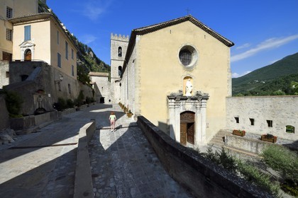 France, Alpes-de-Haute-Provence (04), cité médiévale d'Entrevaux fortifiée par Vauban, la cathédrale fortifiée Notre-Dame-de-l'Assomption