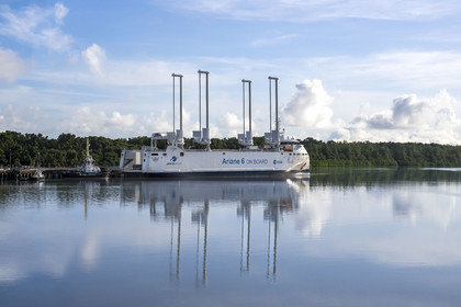 France, Guyane, Kourou, le Canopée à quai au port de Pariacabo sur le fleuve Kourou, cargo à voiles mécaniques spécialisé dans le transport des éléments de la fusée Ariane 6 et développée par l'Agence spatiale européenne