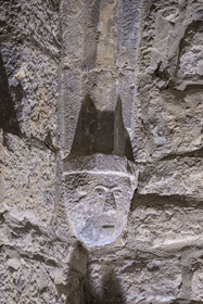 France, Aveyron (12), parc naturel régional des Grands Causses, le fort cistercien de Saint-Jean-d’Alcas, église  Saint-Jean de l'ancienne abbaye de Nonenque, figure sur un cul-de-lampe
