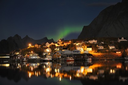 Norvège, Nordland, Iles Lofoten, ile de Moskenesoy, aurore boréale au dessus du village de pêcheurs de Reine