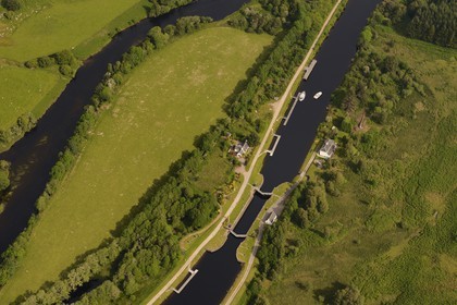 Royaume-Uni, Ecosse, Highland, canal Calédonien qui relie la côte est à la côte ouest de l'Ecosse au sud de Fort Augustus (vue aérienne)