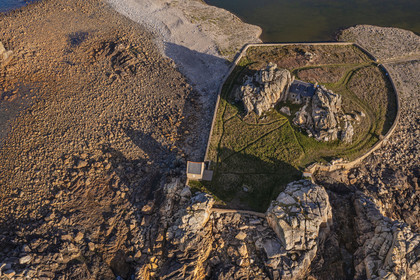 France, Côtes-d'Armor (22), Côte d'Ajoncs, Plougrescant, site du gouffre de Plougrescant sur le chemin de Grande Randonnée GR 34, la petite maison de Castel Meur, toute représentation à usage commerciale de cette maison est interdite (vue aérienne)