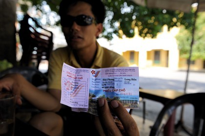 Vietnam, Haiphong, la gare, ticket de train pour Hanoï