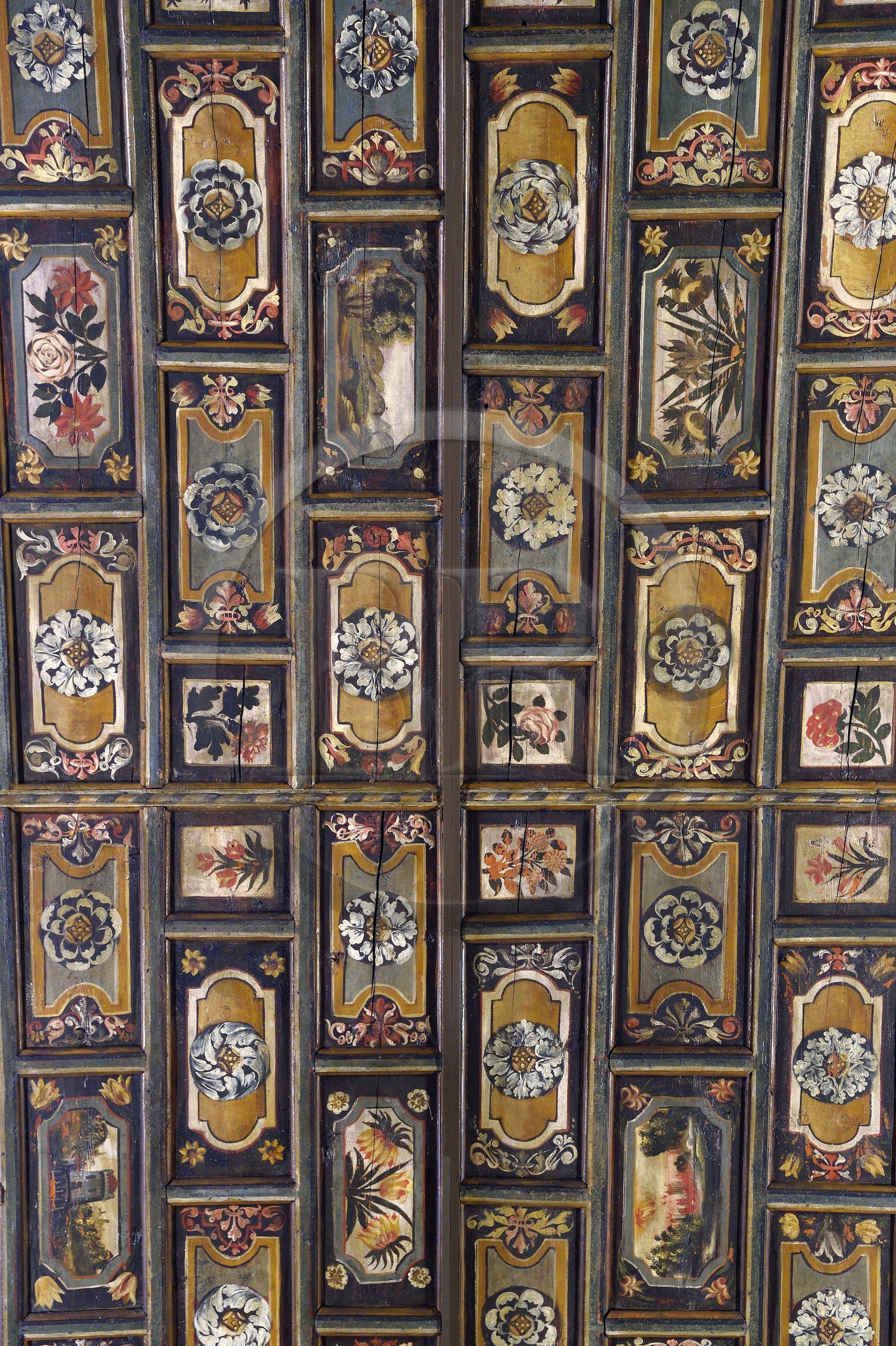France, Puy-de-Dôme (63), Clermont-Ferrand, plafond peint datant de 1657 de la chapelle de Notre-Dame du Bon Pasteur, six cents caissons en bois suspendus et recouverts de fleurs et de paysages