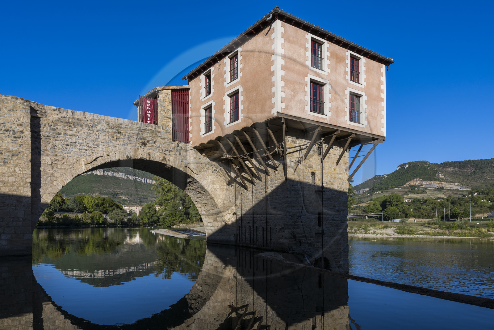 France, Aveyron (12), Millau, le pont Vieux franchissait le Tarn, l'ancien moulin sur sa deuxième pile