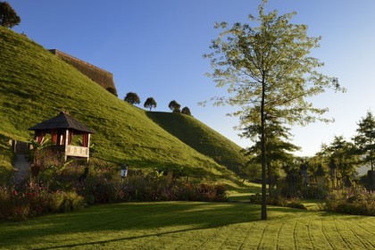 France, Moselle (57), parc régional des Vosges du nord, Bitche, le Jardin pour la Paix au pied de la citadelle fortifiée par Vauban