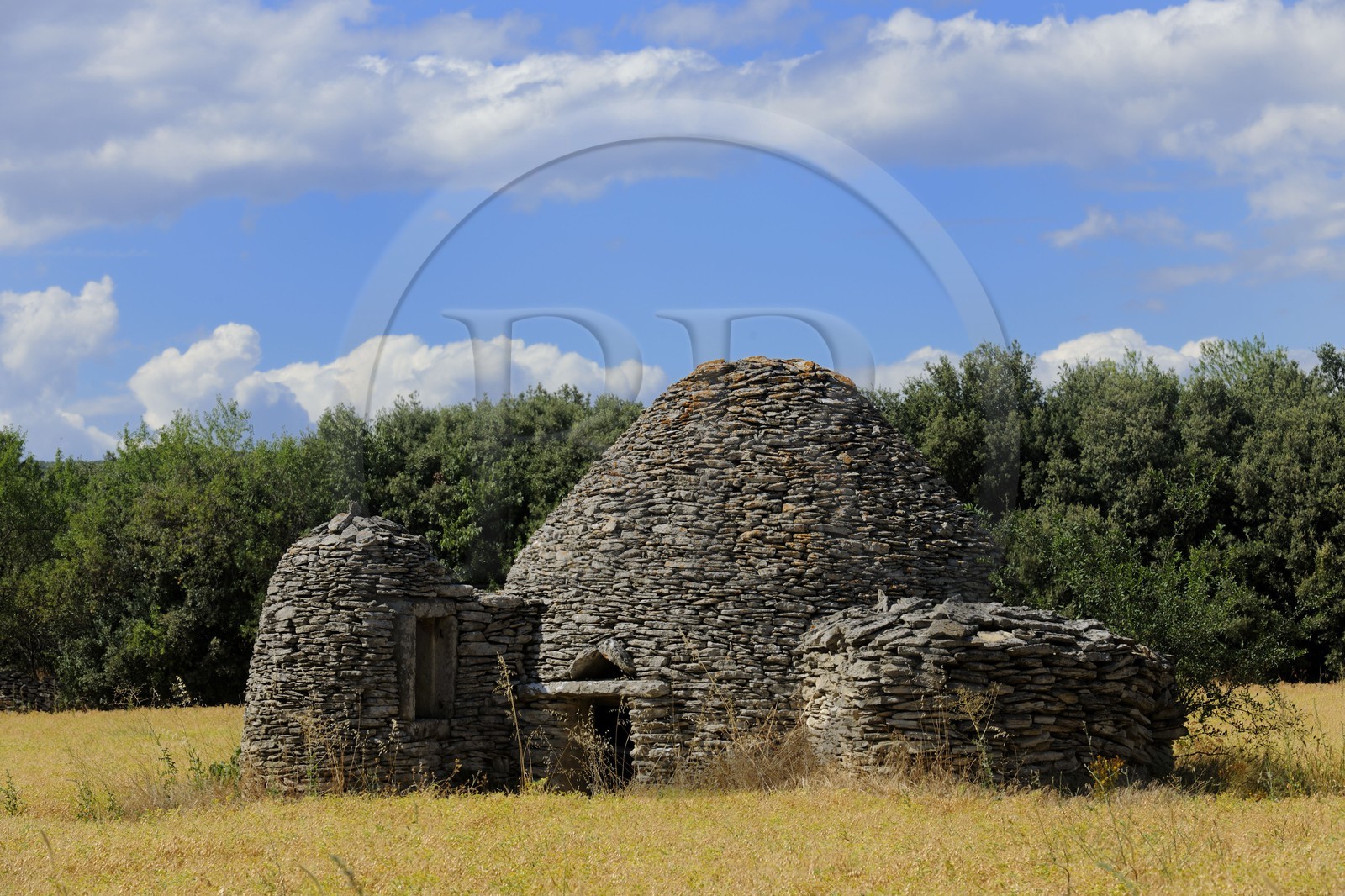 France, Gard (30), région du Pays d'Uzège, Saint-Quentin-la-Poterie, lieu dit La Banque, capitelle ou cabane en bonnet typique de l'architecture en pierre sèche du pays d'Uzège