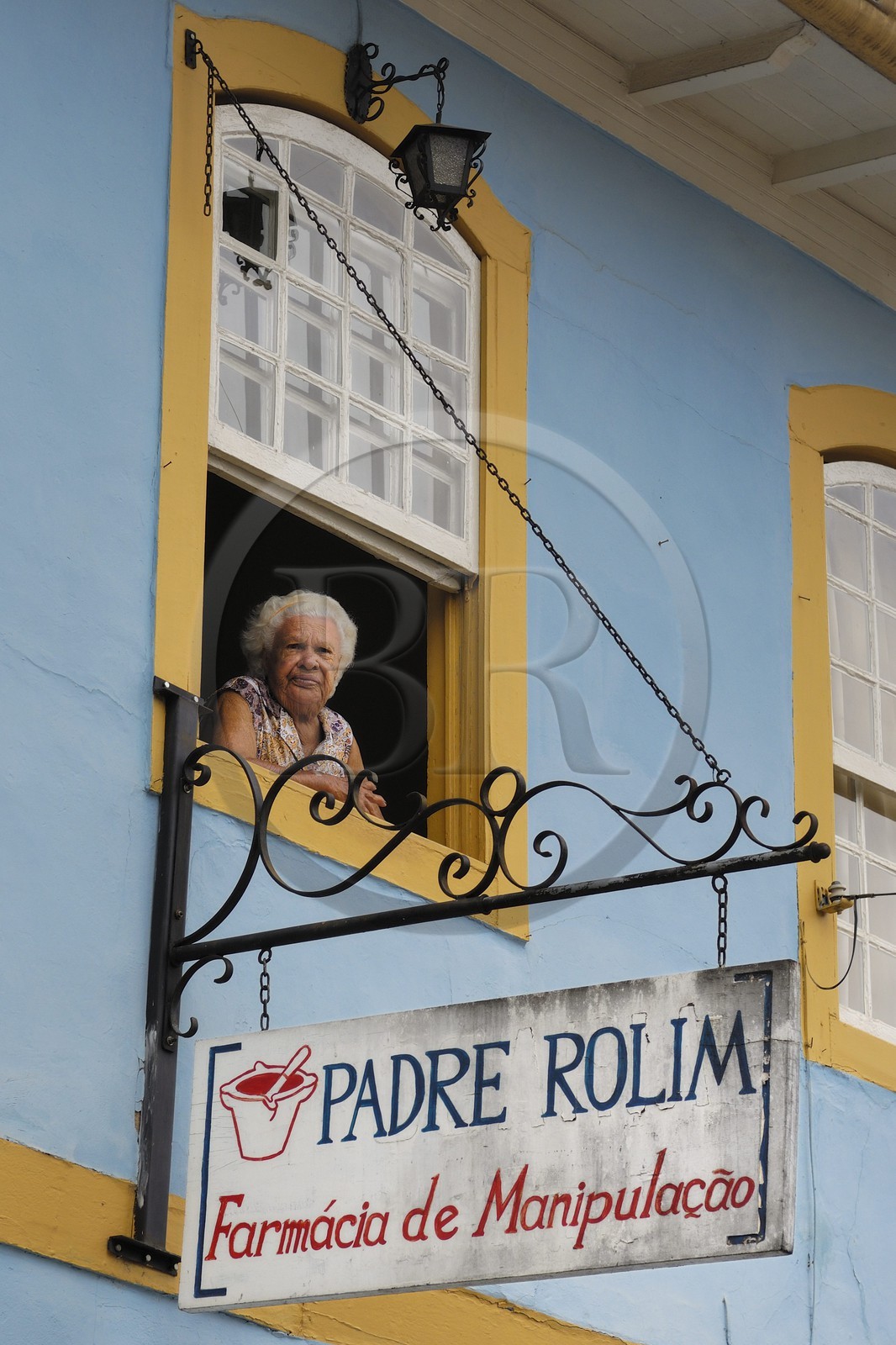 Brésil, Etat du Minas Gerais, ville de Mariana, femme à la fenêtre d'une habitation traditionnelle  (Route de l'or, Estrada Real)