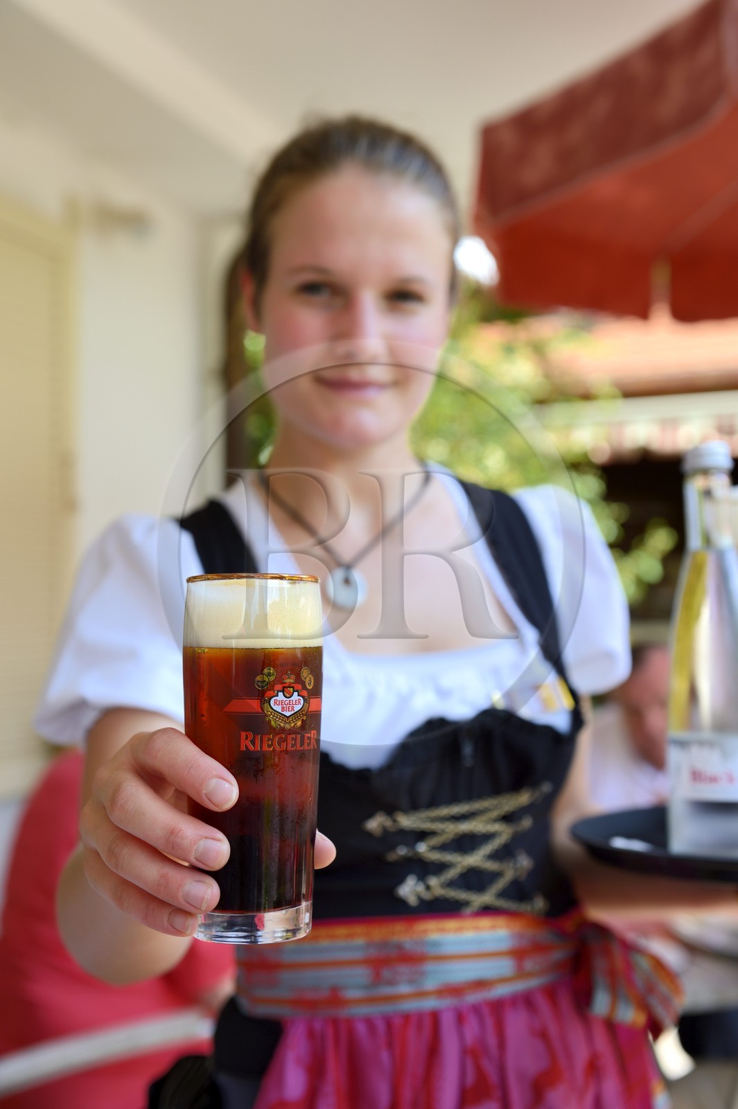 Allemagne, Bade-Wurtemberg, Durbach, Hotel Restaurant Rebstock, serveuse en costume traditionnel, bière Riegeler