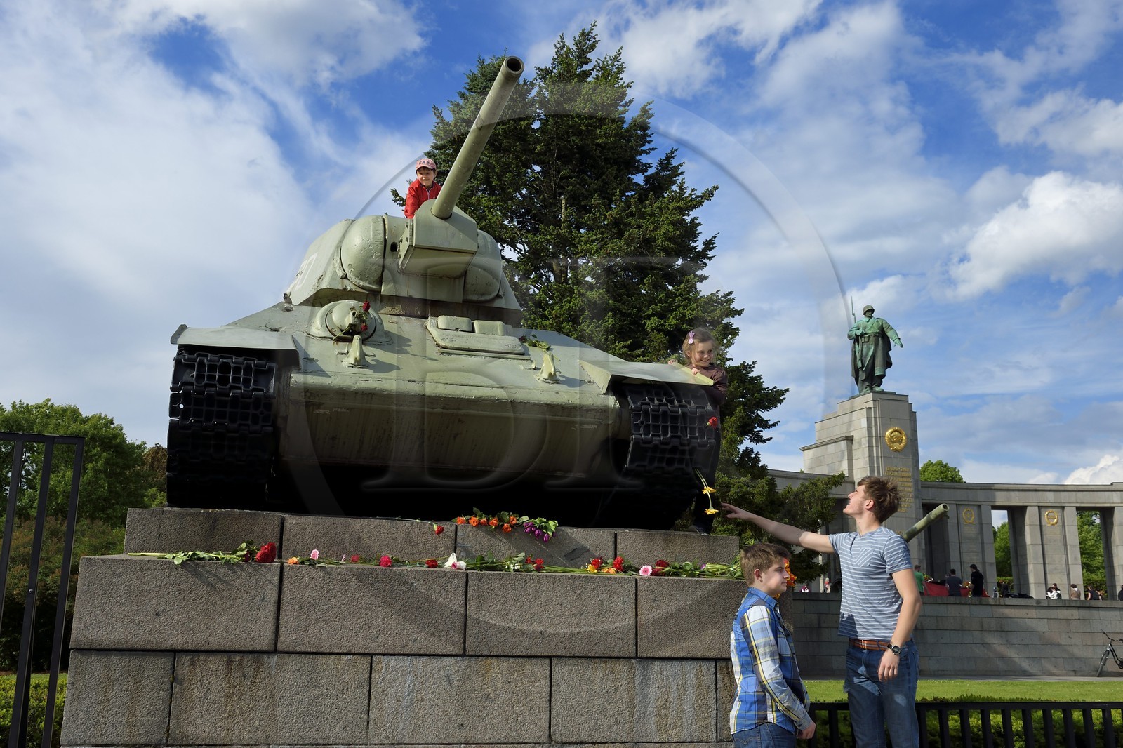 Allemagne, Berlin, quartier de Tiergaten, mémorial soviétique dédié aux 81 116 combattants de l'Armée rouge tombés durant la bataille de Berlin en avril-mai 1945, célébration annuelle de la capitulation nazie le 9 mai 1945 pour les russes
