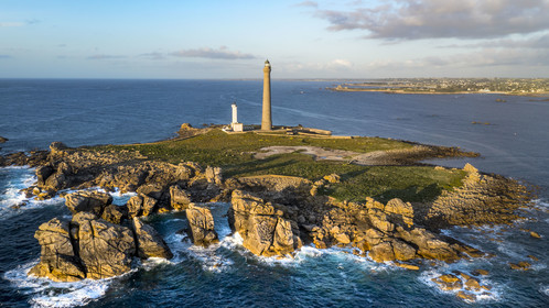 France, Finistère (29), Pays des Abers, Ile Vierge dans l'archipel de Lilia, le phare de l'Ile Vierge, le plus haut phare d'Europe avec 82,5 mètres, et l'ancien phare de 1845 (vue aérienne)