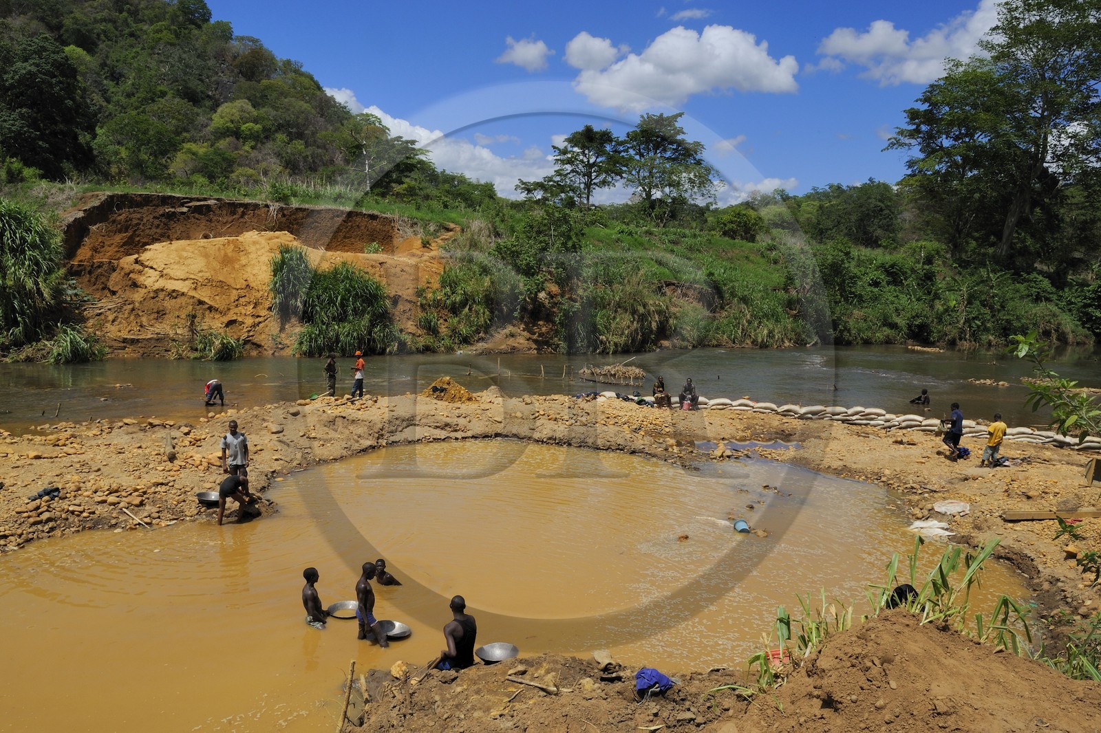 Tanzanie, région de Morogoro, les Monts Uluguru, prospecteurs d' Or sur la rivière Ruvu