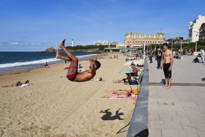 France, Pyrénées-Atlantiques (64), Pays-Basque, Biarritz, acrobaties sur la Grande Plage et l'Hotel du Palais en arrière plan