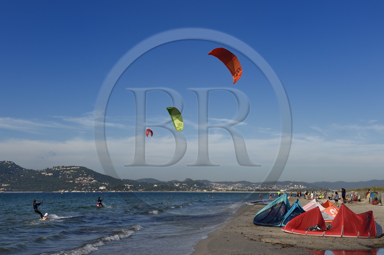 France, Var (83), Hyères, Presqu'Ile de Giens, pratique du kitesurf sur la plage de l'Almanarre
