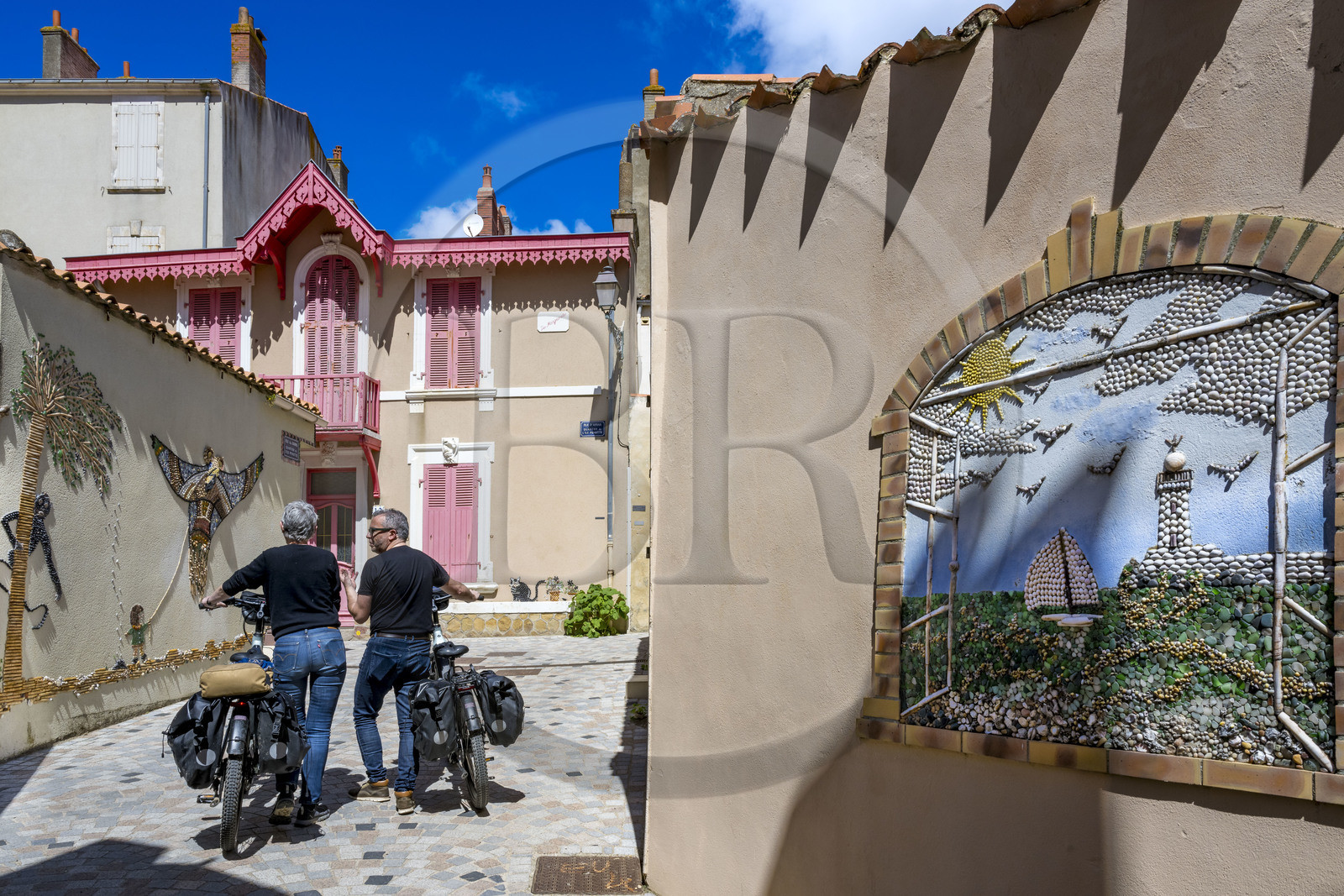 France, Vendée (85), Les-Sables-d'Olonne, quartier de l'île Penotte, ruelles piétonnes aux façades ornées de mosaïques de coquillages (avant utilisation demander l'autoristaion à L'ADAGP www.adagp.fr)