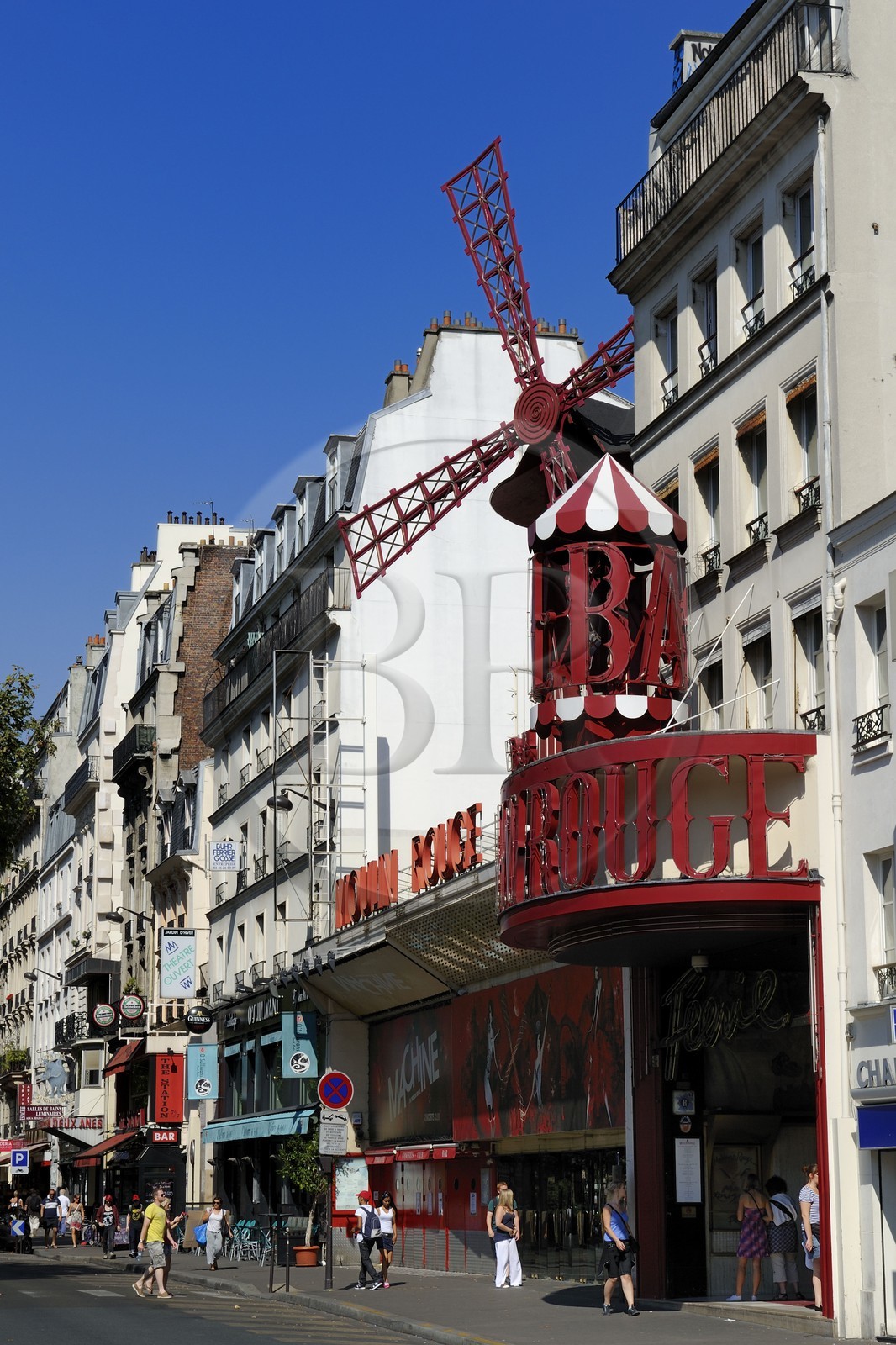 France, Paris (75), quartier de Pigalle, place Blanche, le Moulin Rouge (Moulin Rouge, marque déposée, demande d'autorisation nécessaire avant toute publication)