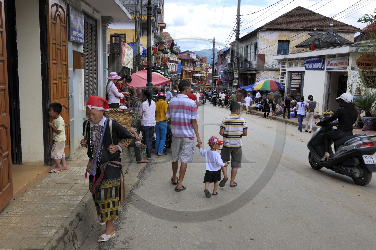 Vietnam, province de Lao Cai, ville de Sapa, femme de la minorité ethnique des Dzao Rouges dans la rue principale