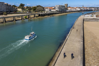 France, Vendée (85), Les-Sables-d'Olonne, bateau de pêche entrant dans le chenal d'accès aux ports (vue aérienne)