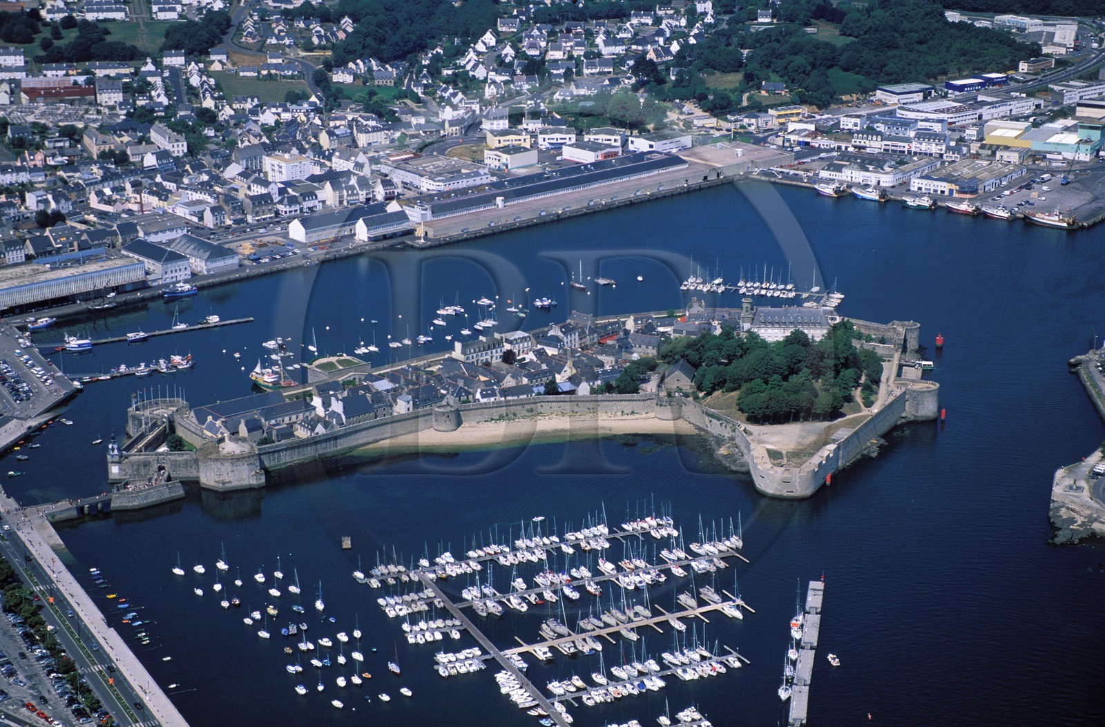 France, Finistère (29), Concarneau, la ville close entourée par les remparts (vue aérienne)