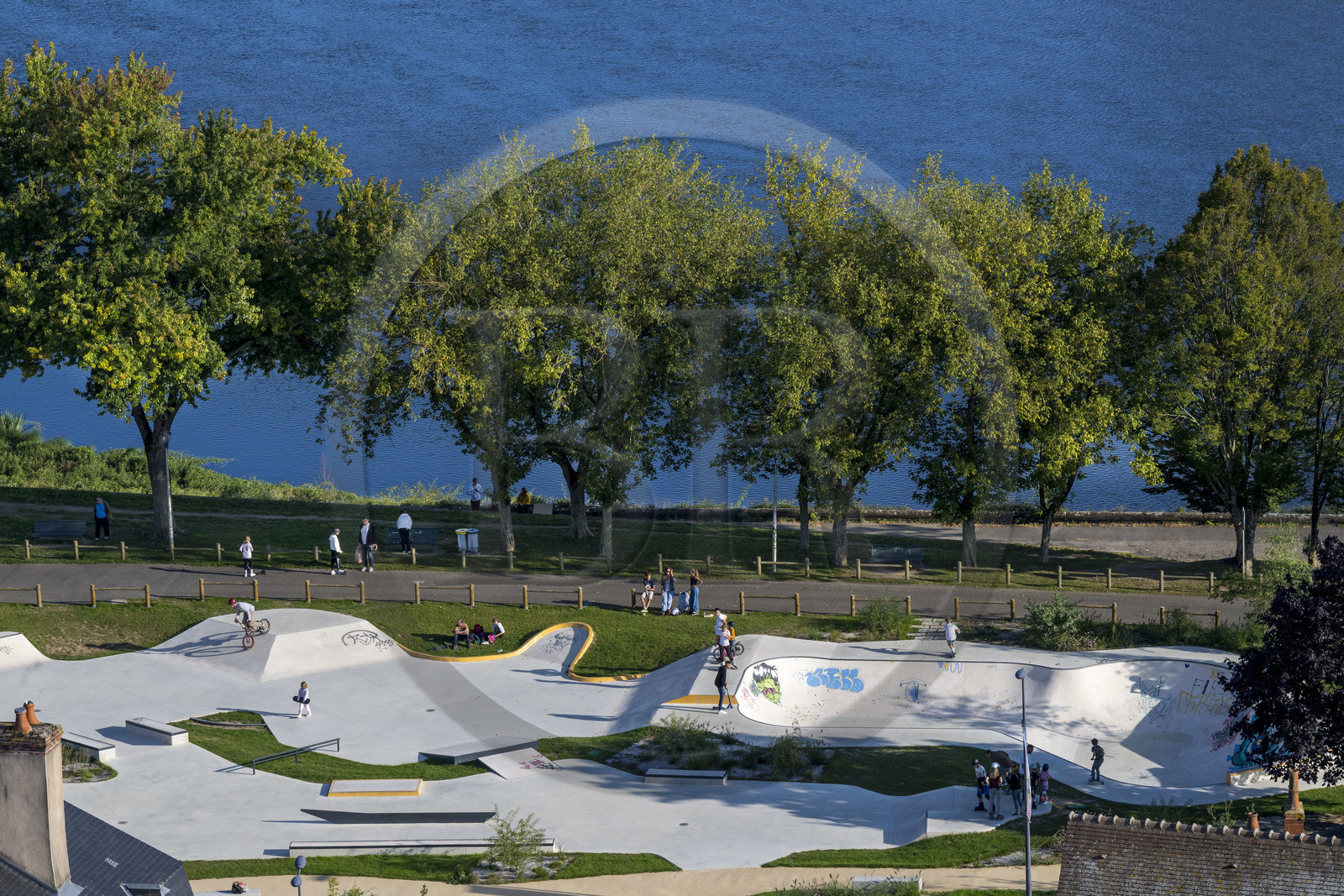 France, Nièvre (58), Nevers, le skatepark en bordure de Loire