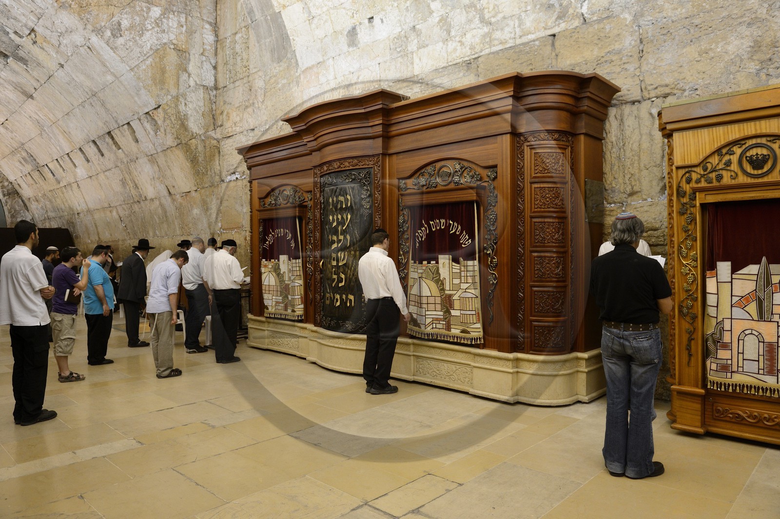 Israel, Jérusalem, ville sainte, vieille-ville classée Patrimoine Mondial de l'UNESCO, partie couverte du Mur des Lamentations ou mur occidental faisant partie des murs de soutènement de l'esplanade du Temple construite par Hérode Ier le Grand, Juifs orthodoxes en prière