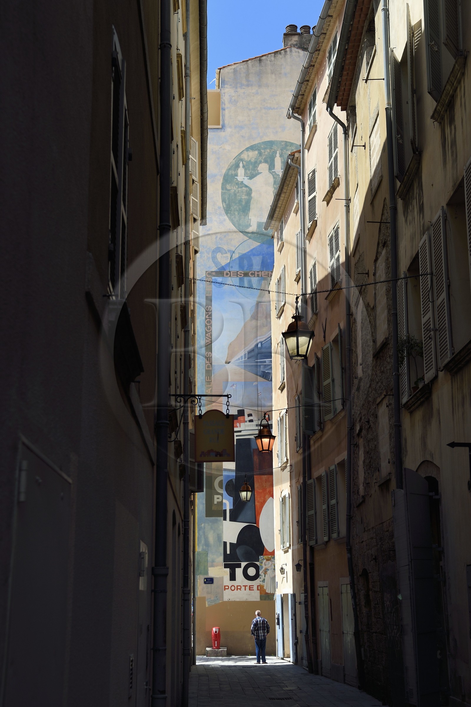 France, Var (83), Toulon, quartier du petit Chicago devenu quartier des Arts, grande peinture murale de Art Mural Nice inspirée d'affiches anciennes au bout de la rue du Noyer