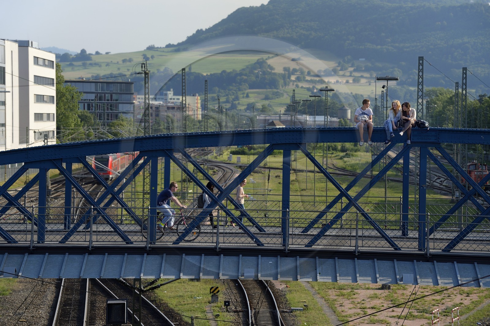 Allemagne, Bade-Wurtemberg, Fribourg en Brisgau, la gare centrale, le pont bleu (pont Wiwili) au dessus de la voie ferrée