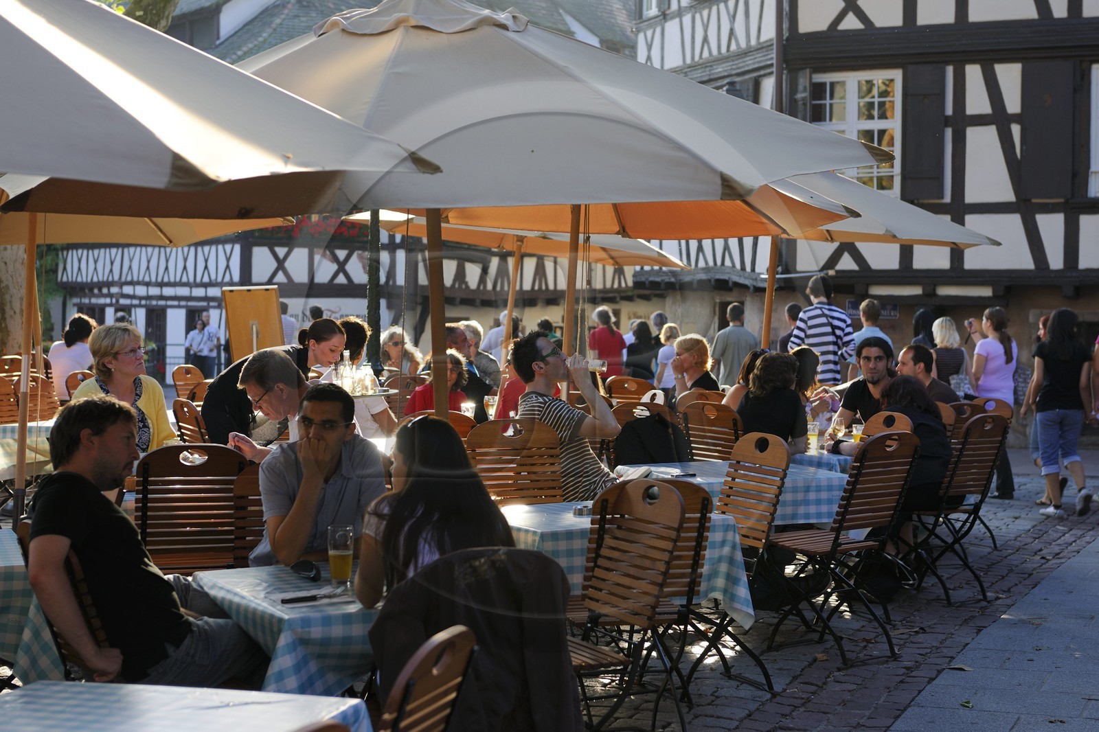 France, Bas-Rhin (67), Strasbourg, vieille ville classée au Patrimoine Mondial de l'UNESCO, quartier de la Petite France, terrasse de restaurant sur la place Benjamin Zix