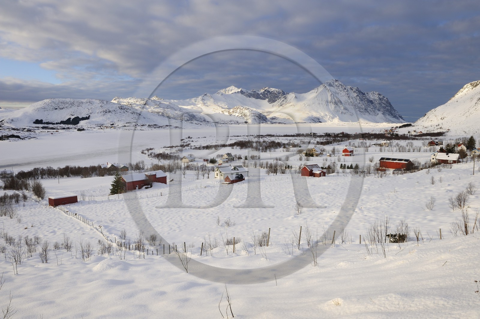 Norvège, Nordland, Iles Lofoten, fermes dans l'ile de Vestvagoy en hiver