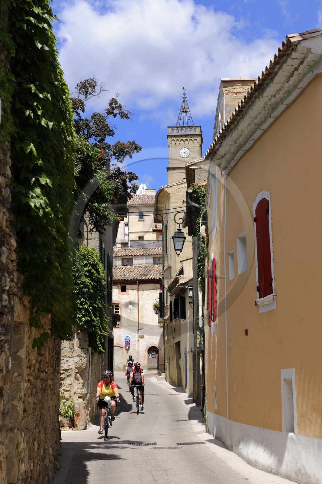 France, Gard (30), région du Pays d'Uzège, Saint-Quentin-la-Poterie, rue du Dr Blanchard et la Tour de l'Horloge