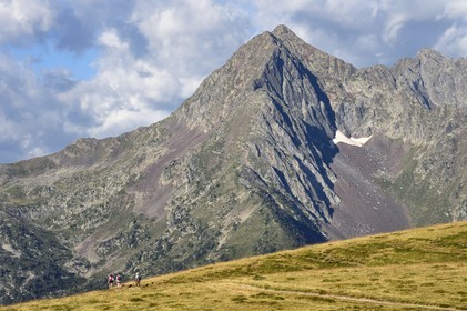 France, Hautes-Pyrénées (65), Saint-Lary-Soulan et Vielle-Aure, randonnée sur une variante du GR10 entre le col de Portet et les lacs de Bastan en bordure de la réserve naturelle de Néouvielle en arrière plan