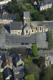 France, Manche (50), Sainte-Mère-Eglise, un parachute est visible sur le clocher de l'église en mémoire du soldat John Steele, resté accroché le 5 juin 1944 lors de l'opération Overlord (vue aérienne)
