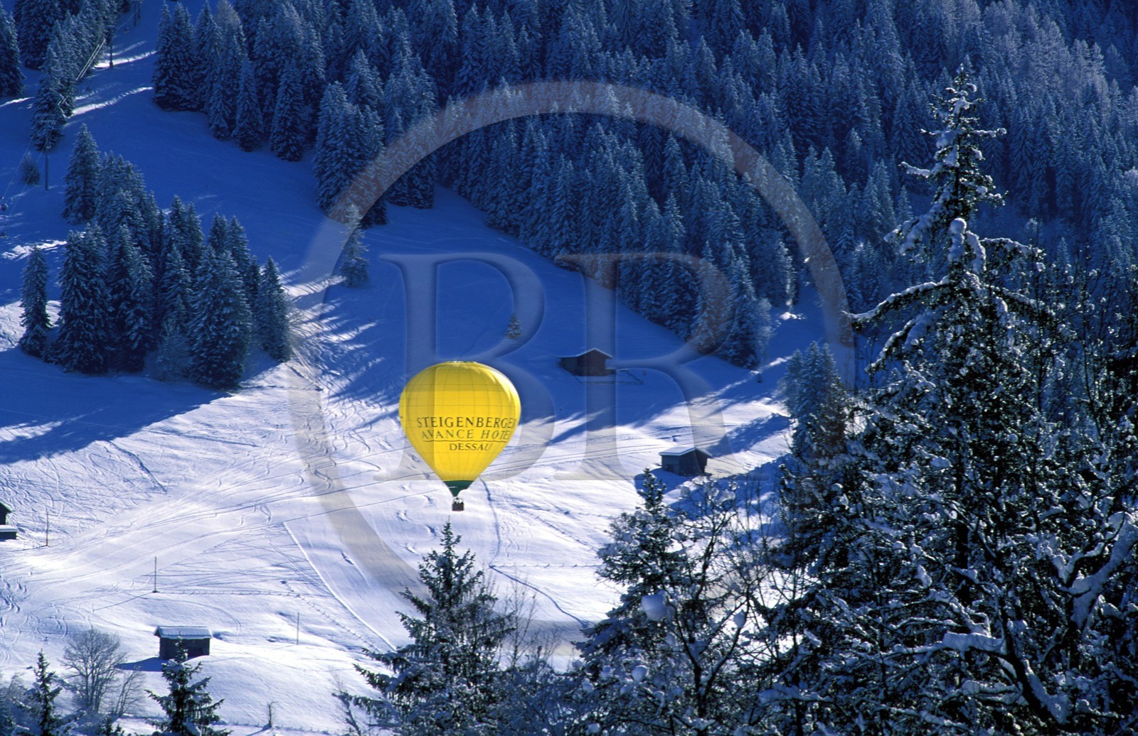 Suisse, région de Bern (Oberland Bernois), Saanenland, montgolfière survolant la vallée de Gstaad