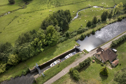 France, Nièvre, Sardy les Epiry, ladder of 16 locks on the Nivernais Canal, lock no. 15 of Champ-Cadoux (aerial view)