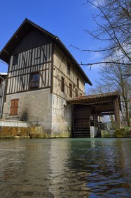 France, Marne (51), village de Saint-Amand-sur-Fion, ancien moulin à pan de bois, le moulin à eau de la Commanderie