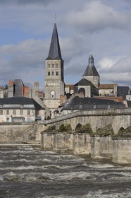 France, Nièvre (58), La Charité-sur-Loire, le pont sur la Loire dominé par le clocher Sainte Croix