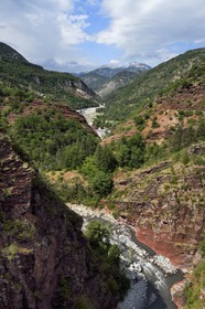 France, Alpes-Maritimes (06), parc national du Mercantour, vallée du Haut-Var, les Gorges de Daluis creusées par le Var dans des sols de pélite rouge depuis le Pont de la Mariée