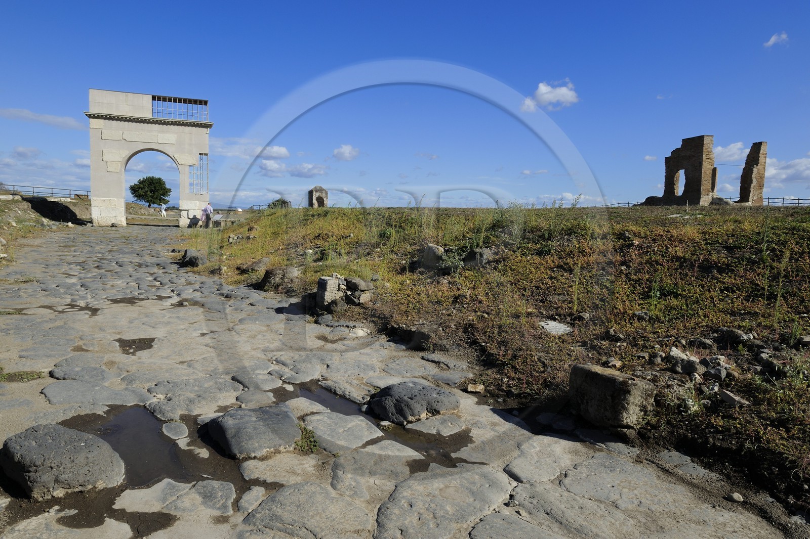 Italie, Latium, province de Viterbe, Montalto di Castro, antique cité étrusque de Vulci, arc de triomphe reconstitué