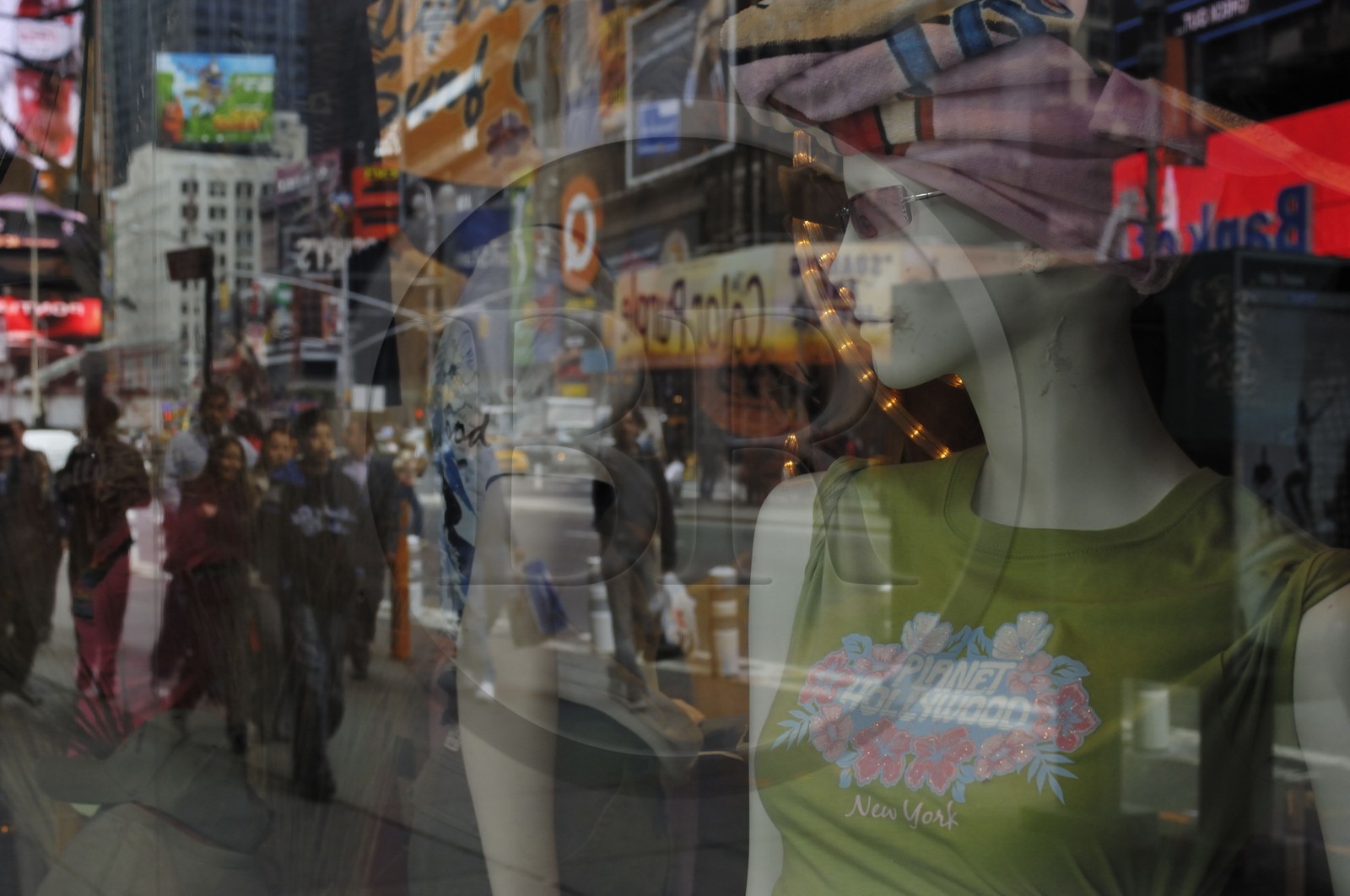 Etats-Unis, New York, Manhattan, Times Square, mannequin dans une virtrine