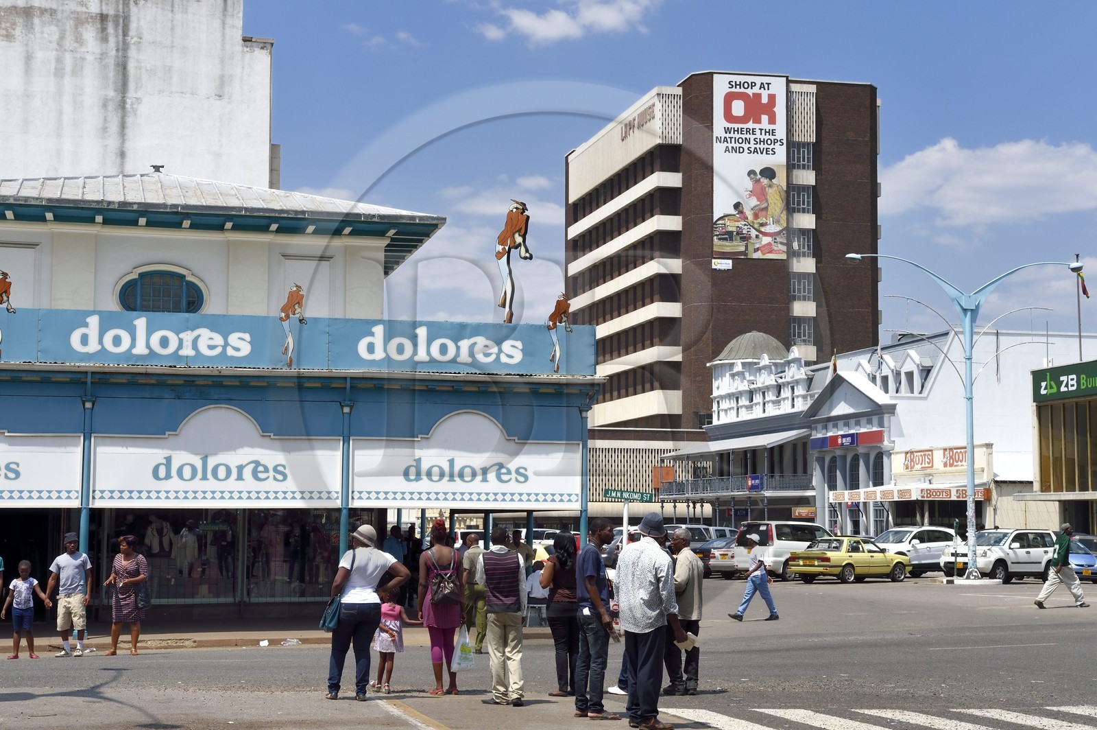 Zimbabwe, Bulawayo, magasins à l'angle de Joshua Nkomo street et de la 8ème avenue