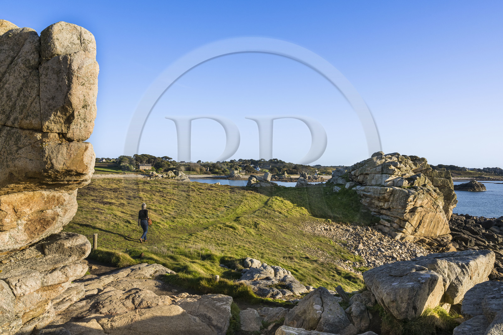 France, Côtes-d'Armor (22), Côte d'Ajoncs, Plougrescant, site du gouffre de Plougrescant sur le chemin de Grande Randonnée GR 34