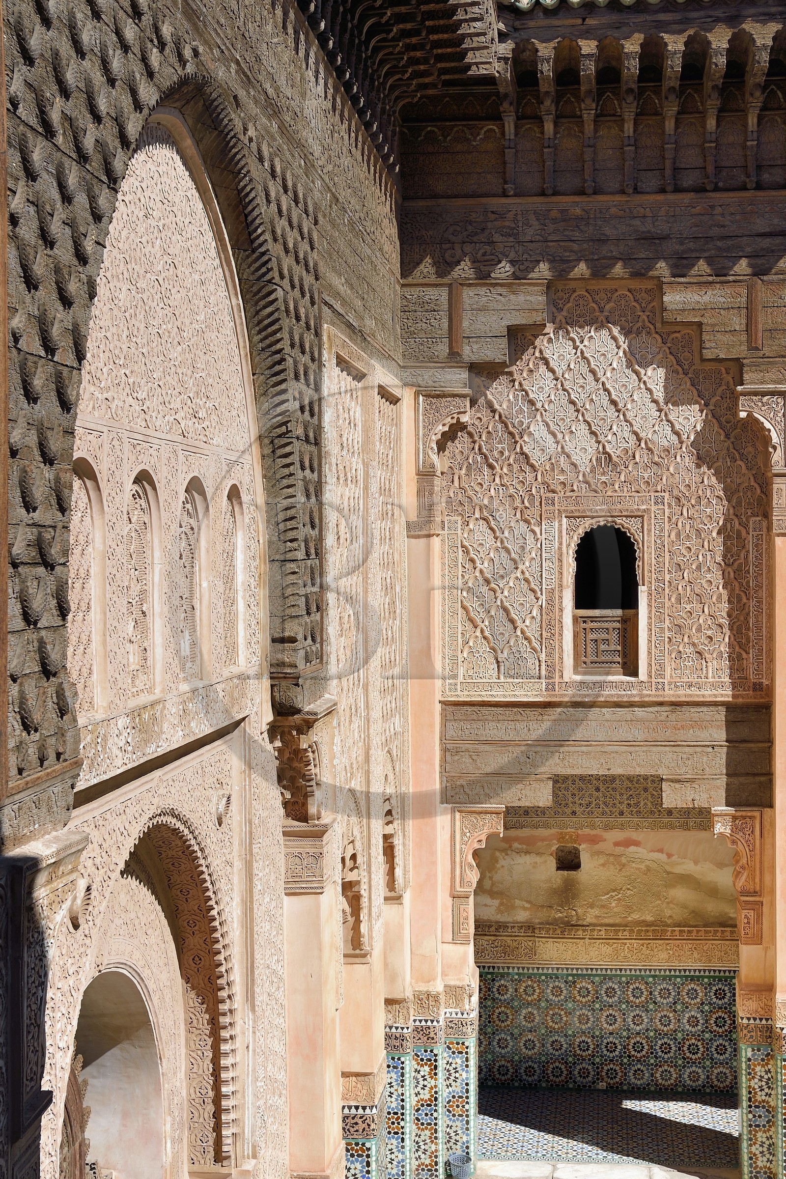 Maroc, Haut-Atlas, Marrakech, ville impériale, Médina classée Patrimoine Mondial de l'UNESCO, la Medersa Ali Ben Youssef (école coranique), fenêtre cintrée avec stuc décoratif