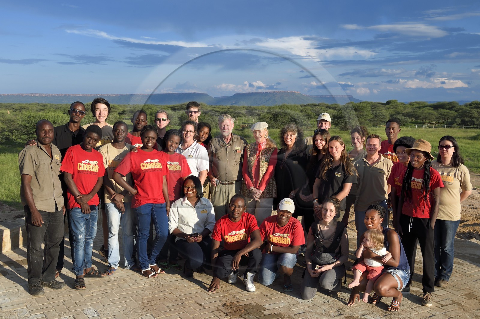 Namibie, Otjiwarongo, Cheetah Conservation Fund, centre de recherche et d'éducation, l'équipe des permanents et volontaires autour du Dr Laurie Marker fondatrice et directrice exécutive du CCF fondé en 1990