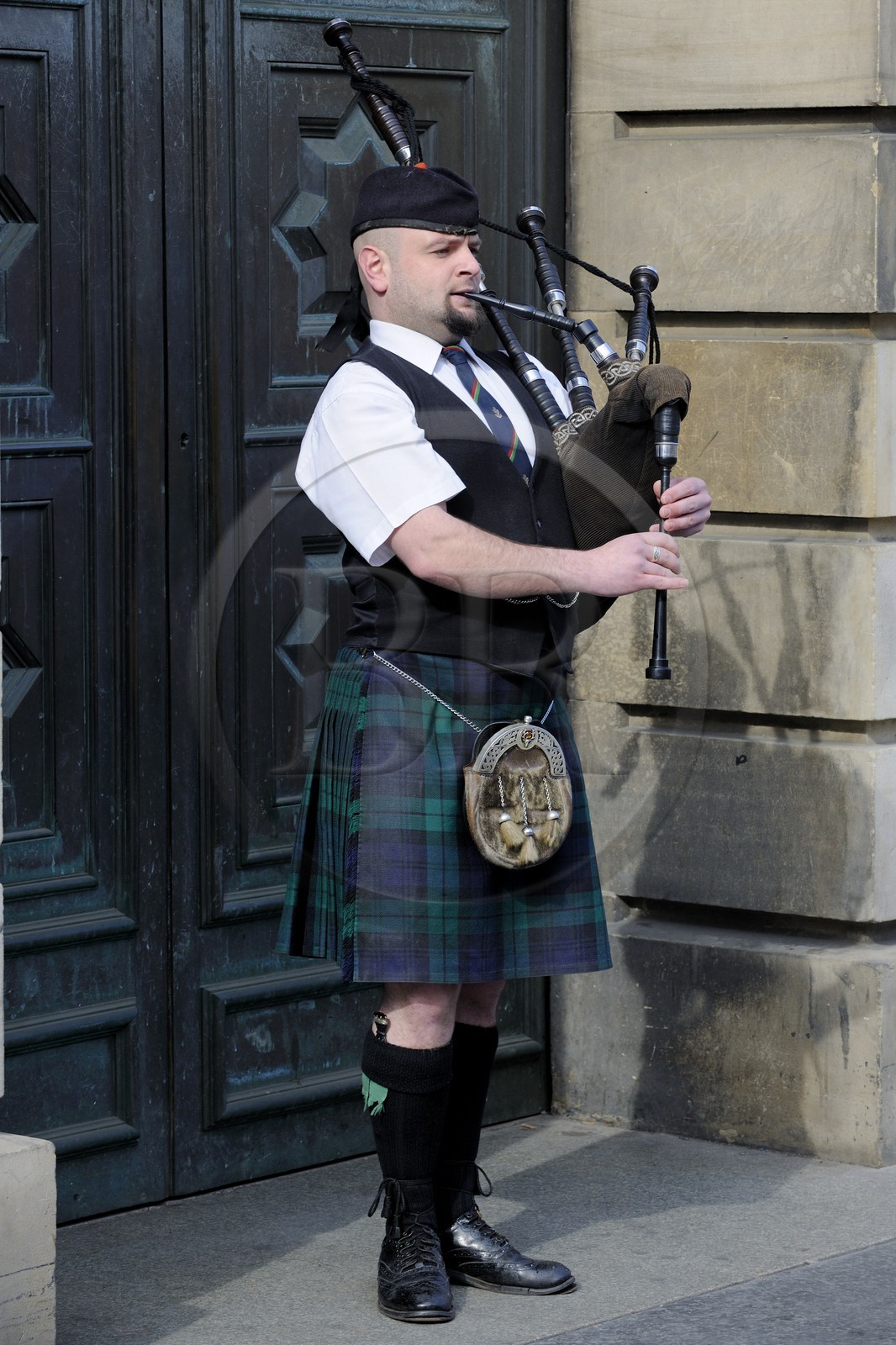 Royaume-Uni, Ecosse, Edimbourg, The Royal Mile, joueur de cornemuse dans High street