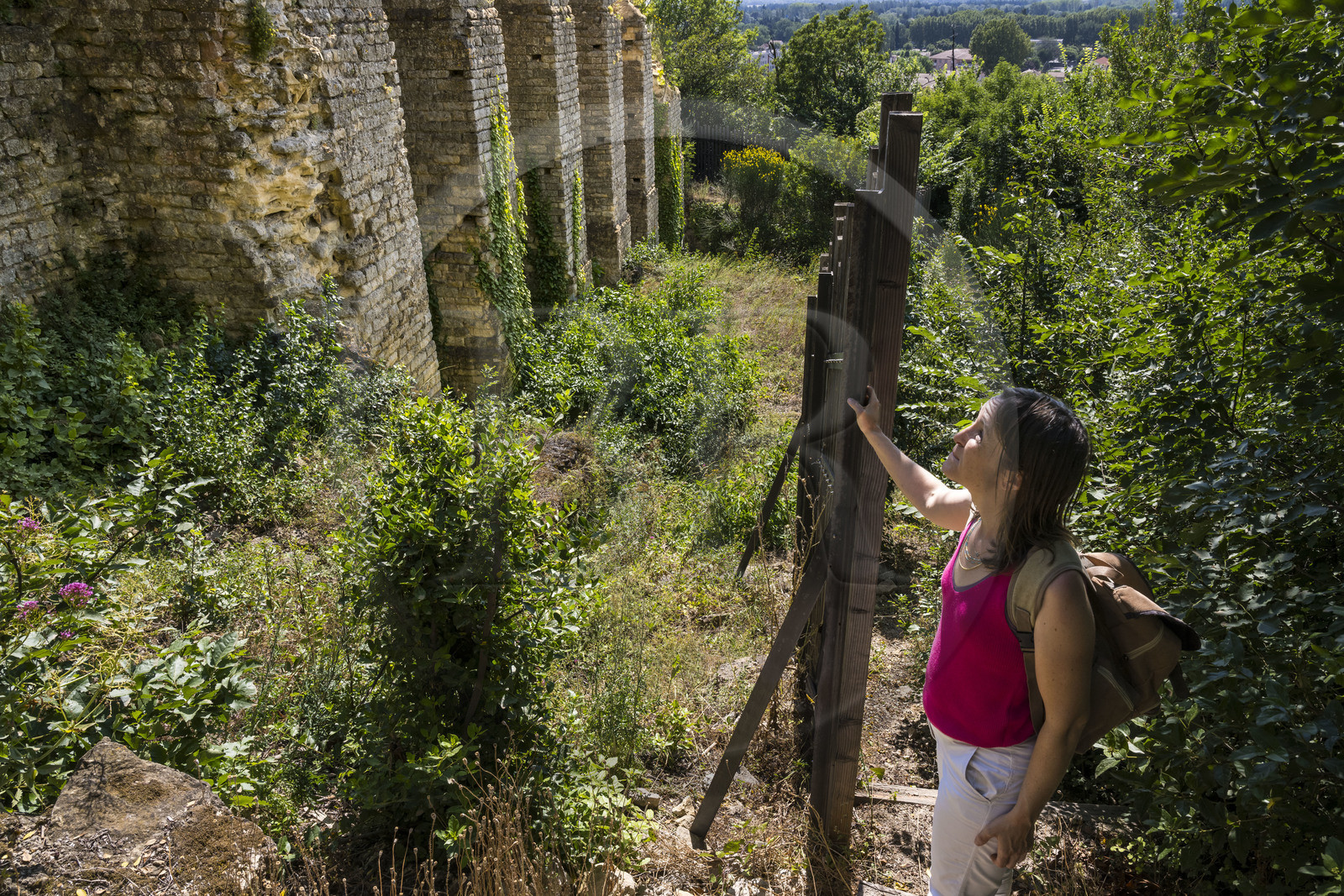 France, Vaucluse (84), Orange, soutènement romain du troisième temple de la triade capitoline en haut de la colline Saint-Eutrope, classée Patrimoine Mondial de l'UNESCO, expliqué par l'archéologue Anaïs Roumégous