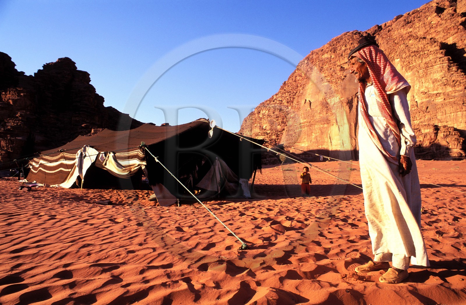 Jordanie, Wadi Rum, un bédouin devant sa tente