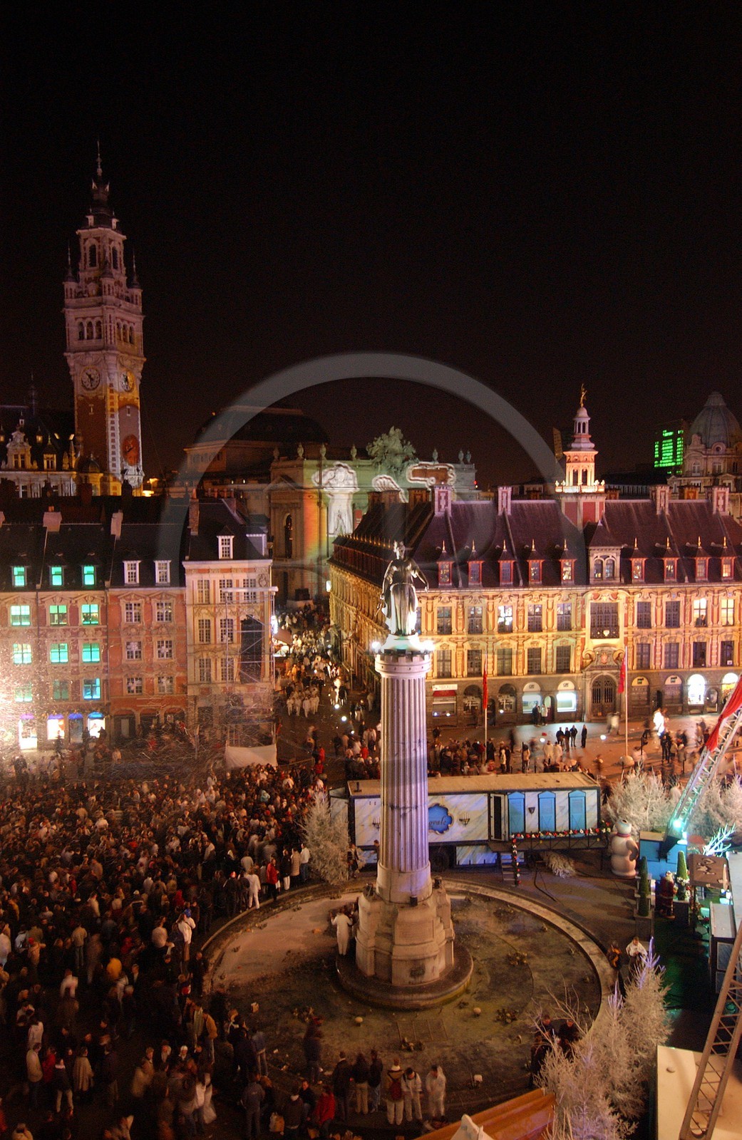 France, Nord (59), Lille 2004, la déesse sur la Grand' Place (place Charles de Gaulle) avec la foule des grands jours