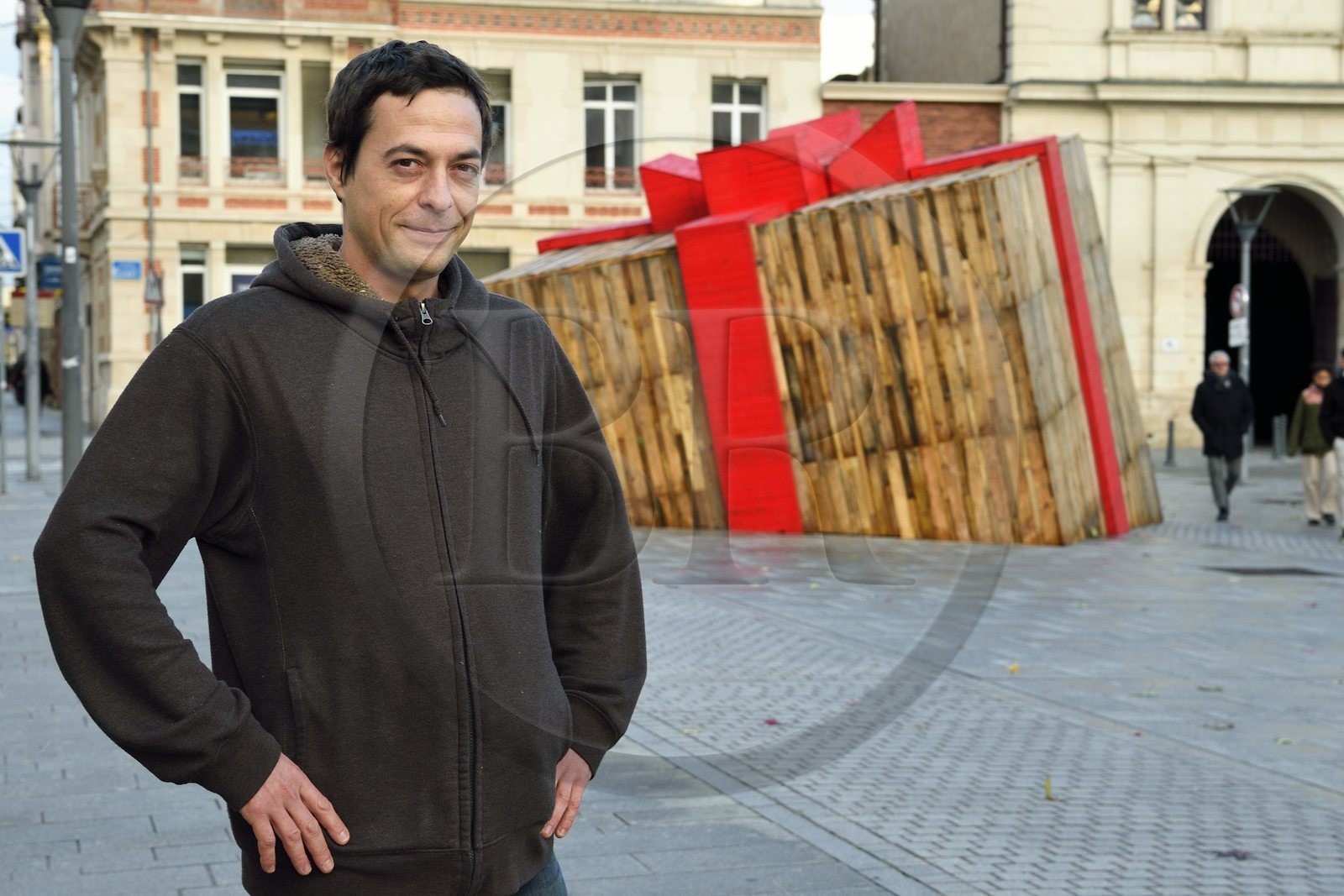 France, Meurthe-et-Moselle (54), Nancy, place du colonel Driant, le Cadeau Tombé du Ciel de l'ébéniste d’art et co-fondateur de L’Atelier 1954 Bastien Ruhland